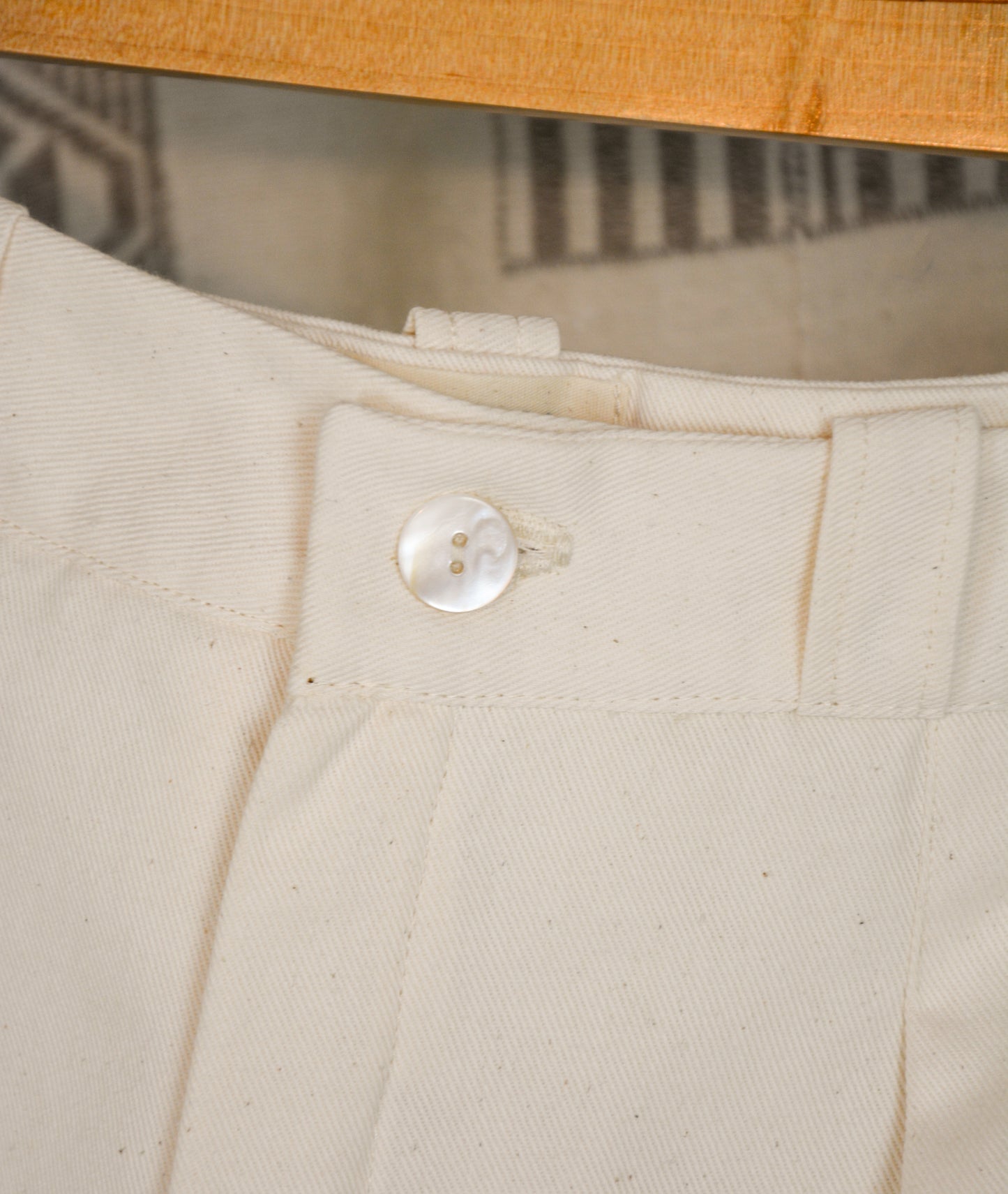 détail bouton en nacre pantalon TAMATSA