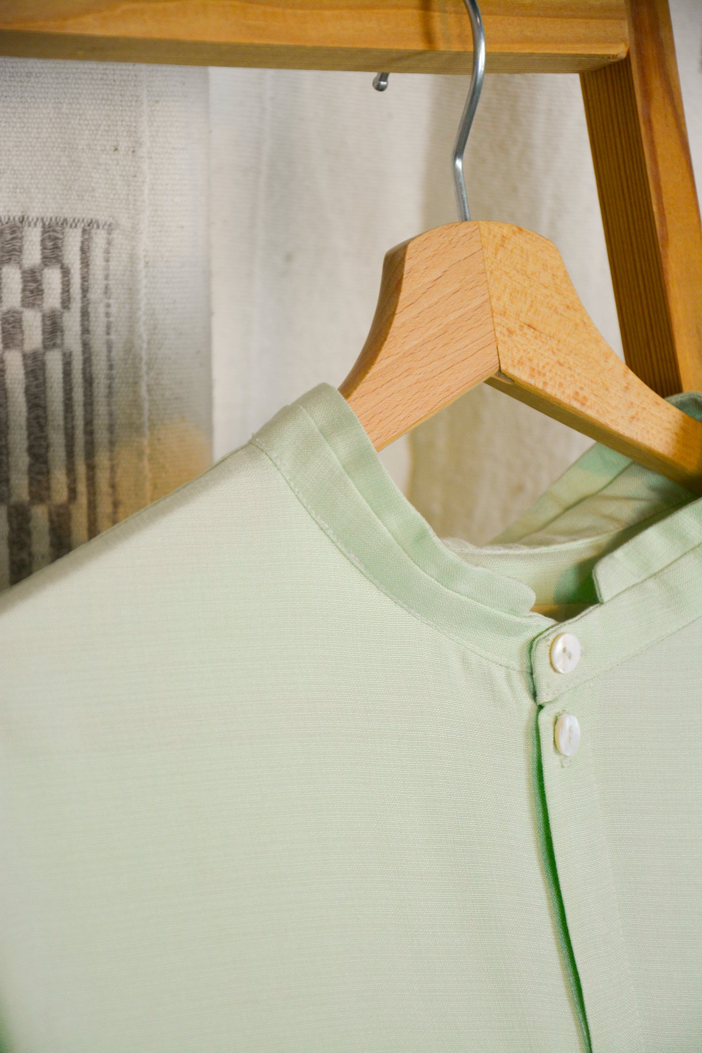 Zoom sur la matière fluide de la chemise Oasis en tissu réemployé