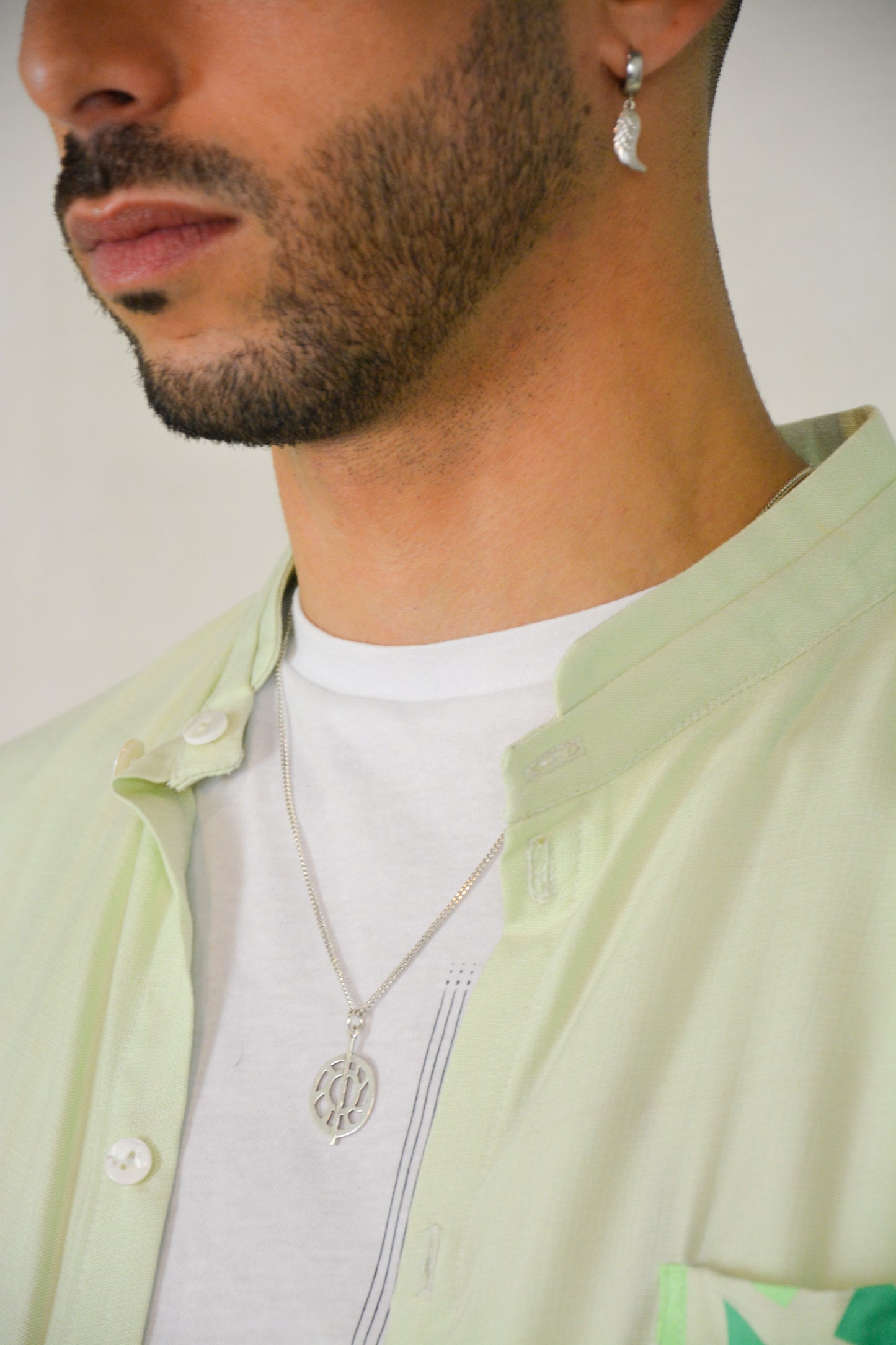 Zoom sur la matière fluide de la chemise Oasis en tissu réemployé